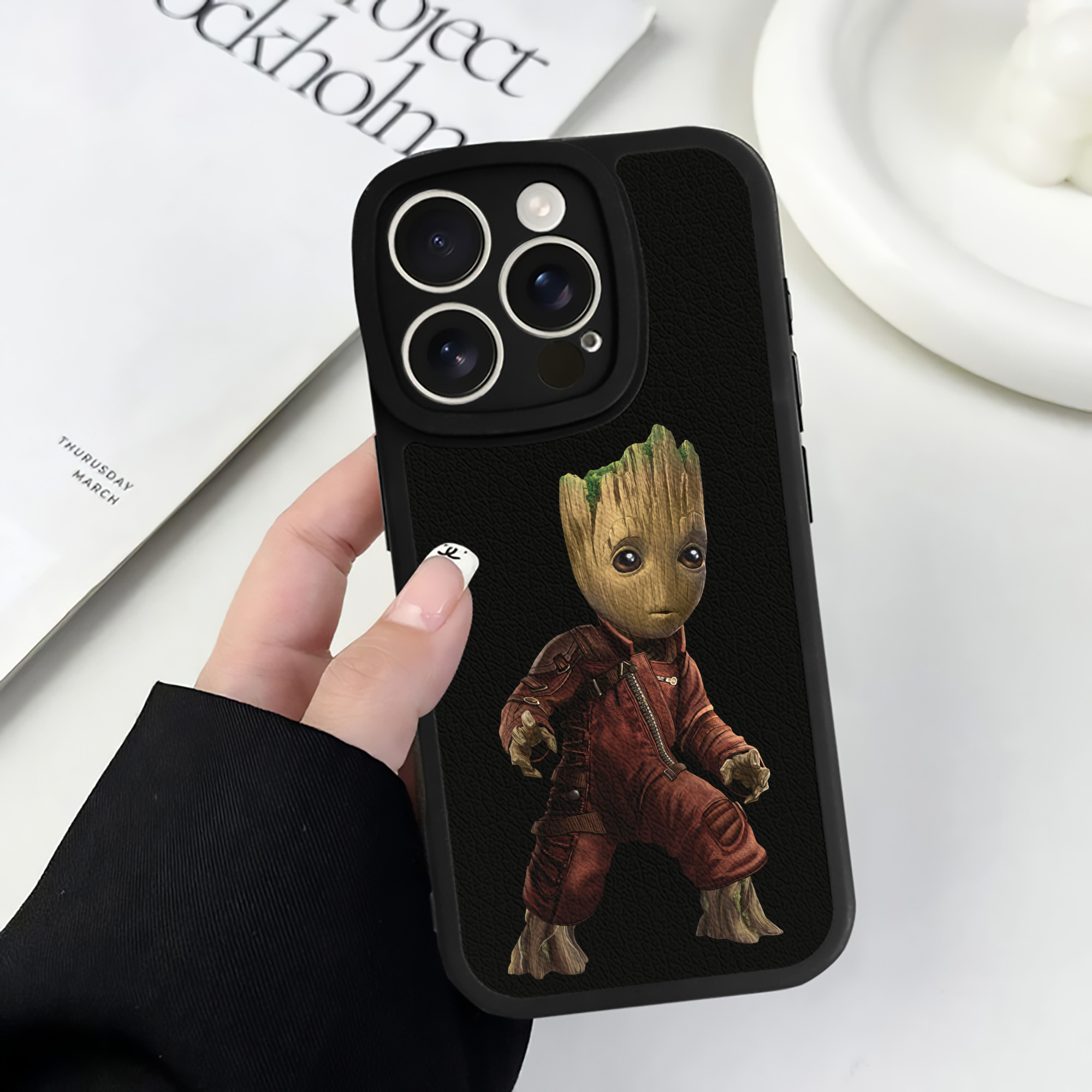 （画像用） アベンジャーズ The Avengers 【iPhone 16シリーズ対応】シリコンスマホケース（レザー調） 材質：シリコン
